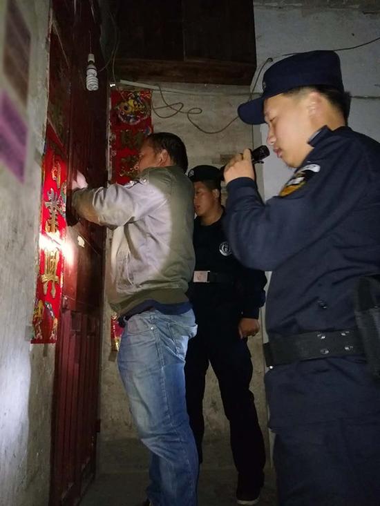 普定粗心妈妈误将幼女锁家中 民警全城寻开锁师傅开门